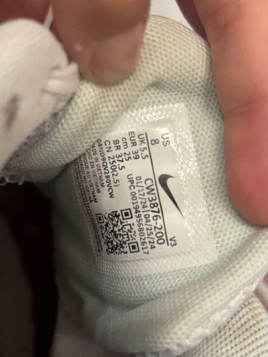Продавам Nike Air Max 270 – оригинални дамски маратонки.
Носени са малко и са запазени отлично.
Размер: 39
Много удобен Air Max модел с модерен дизайн