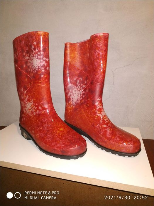 Продам сапоги женские новые.