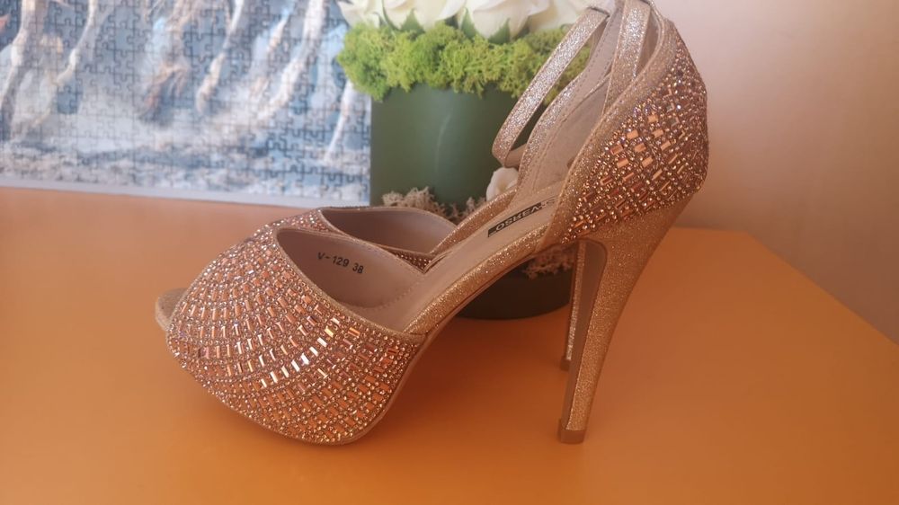 Sandale  damă elegante 37-38 ,noi in cutie