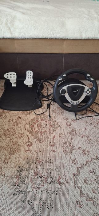 Vând volan cu  pedale Gaming