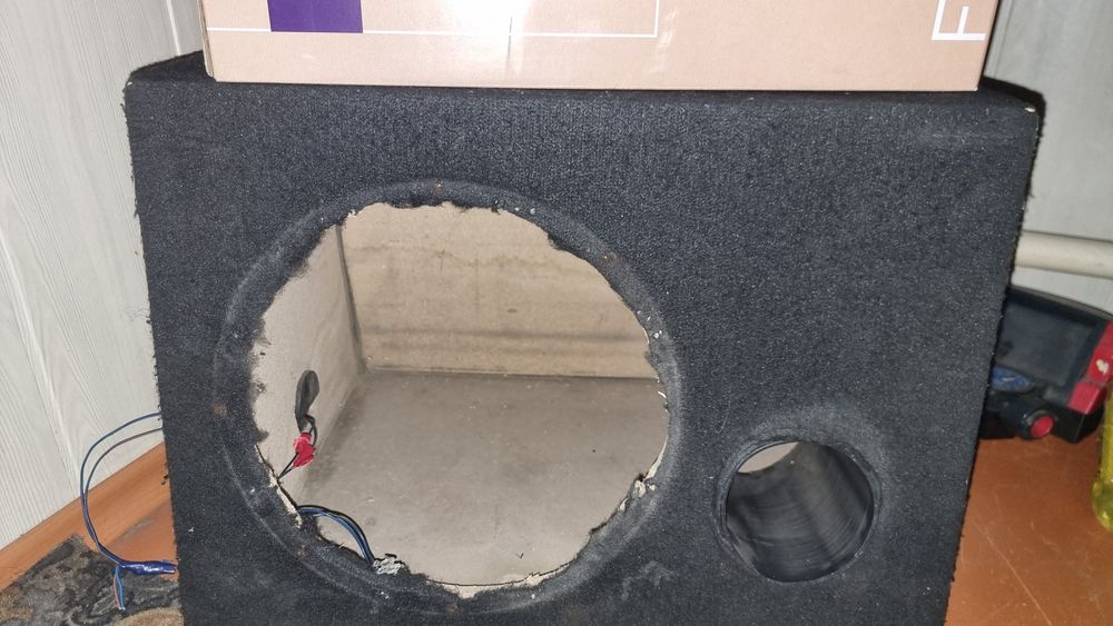 Продам сабуфер  бос мини долбит сильно без усилителя