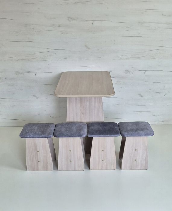 Стол с табуретками