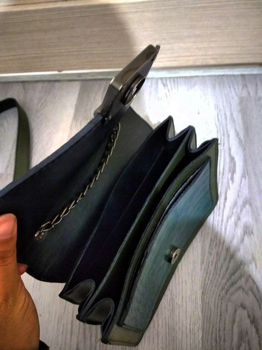 (Зелёная сумка с тиснением под крокодила и цепочкой):

Описание:
Стиль