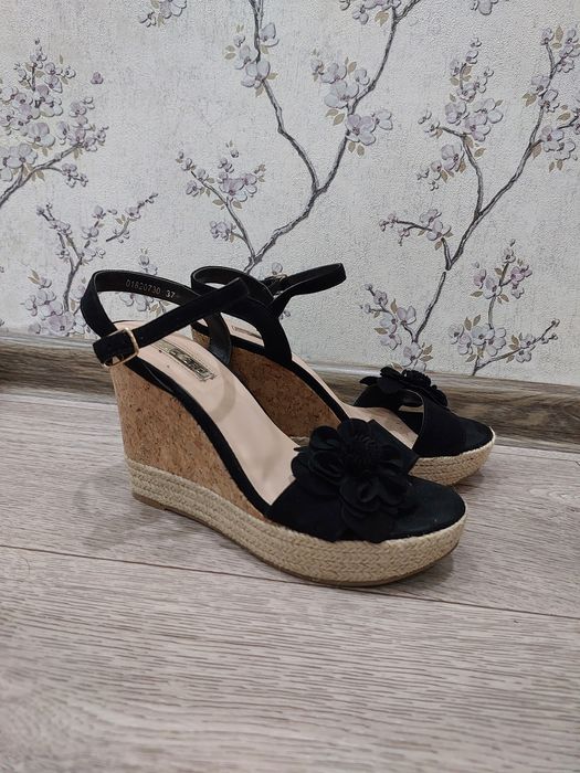 Продам босоножки