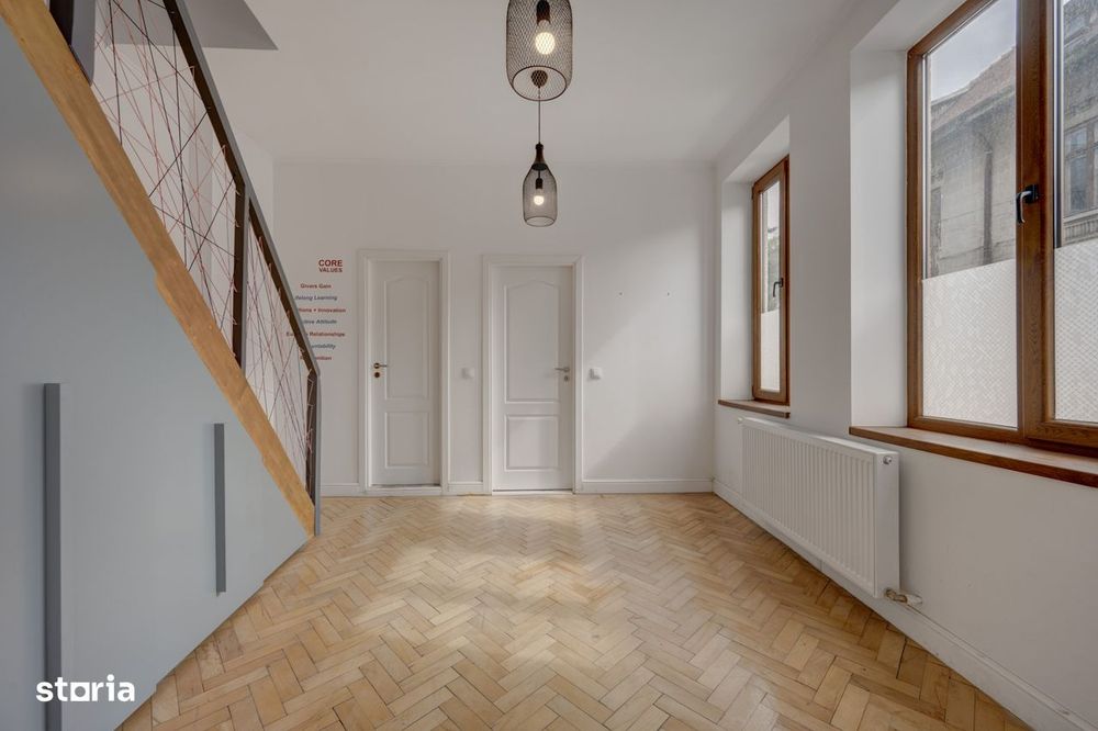 In Cartierul Evreiesc, casa 3 camere pivnita si mansarda open space.
