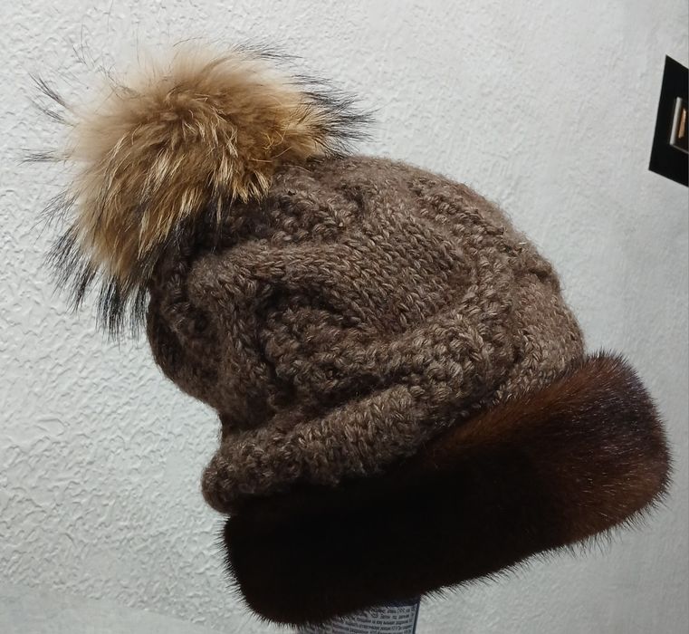 Продам зимнюю шапку,натуральная норка,натуральный енот.