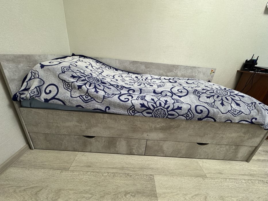 Продам кровать с матрацем