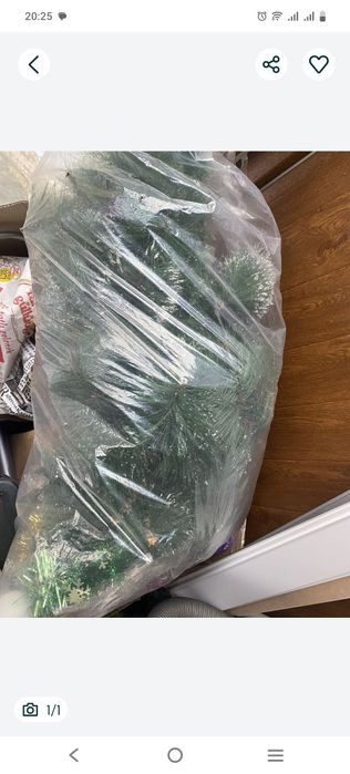 Ёлка с игрушками в хорошем состоянии