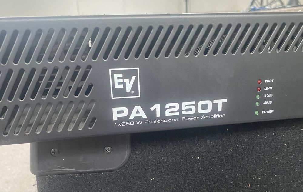 Vând un amplificator Electro-Voice