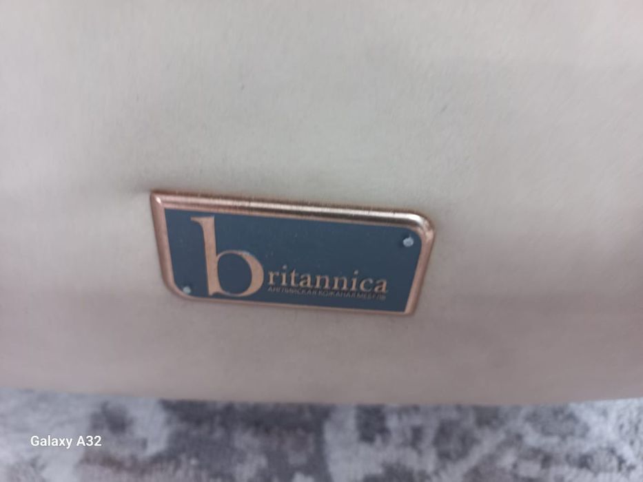 кожаный диван в идеальном состоянии