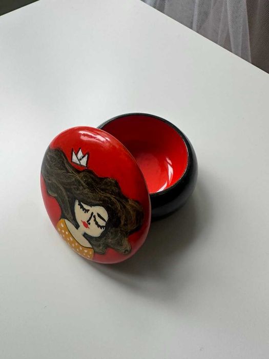 Дървена кутия за бижута