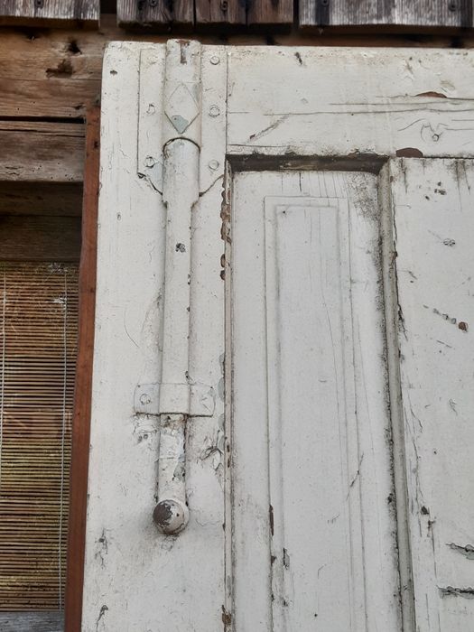 Usi sasesti vechi din lemn de brad cu balamale si zavor