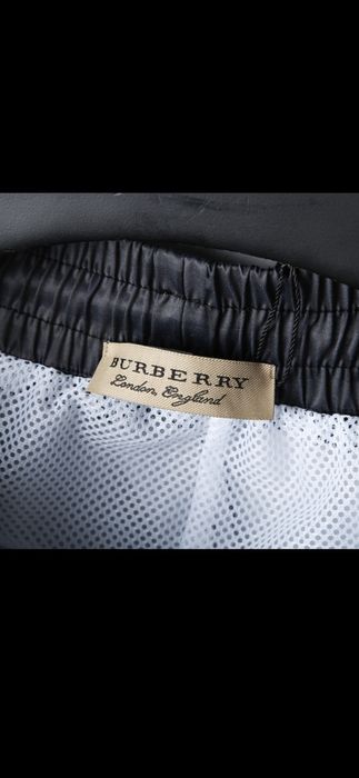 Pantalon plajă Burberry, model 2026