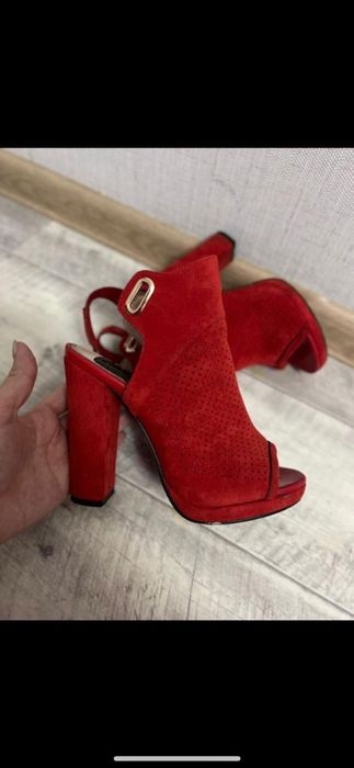 Продам босоножки