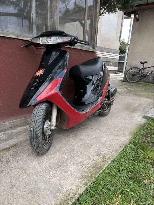 Скутера е със чистонови части пали върви всичко му е добре