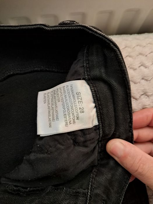 Se vând pantaloni de blugi