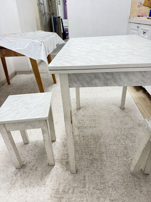 Продается Кухонный стол с табуретками