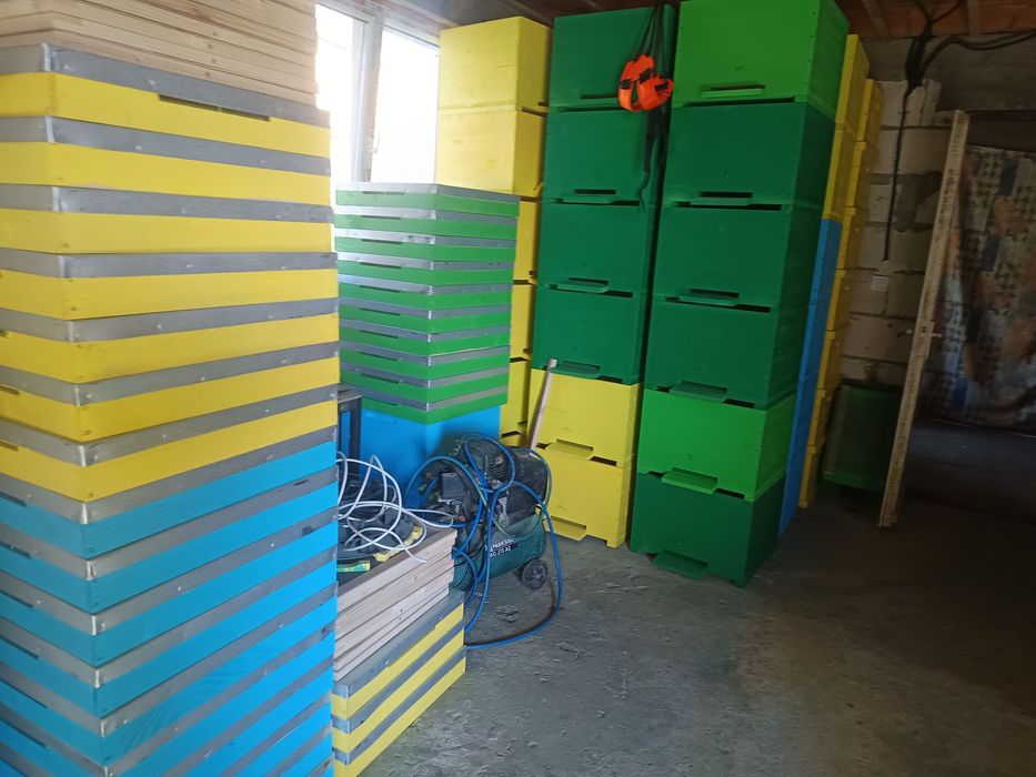 Vând lăzi de stupi verticali pe 12 rame cu cat 1.1