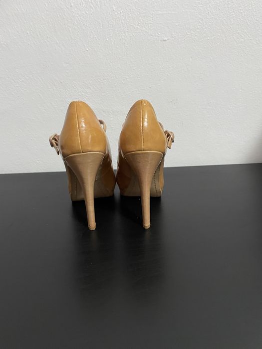 Pantofi Zara, din piele lacuita, crem, marimea 36