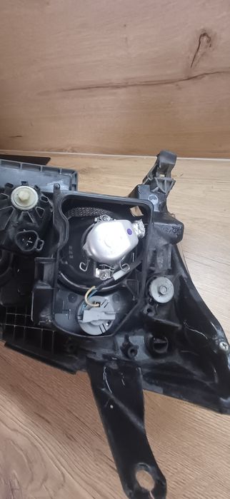 Ляв фар за Тойота Авенсис 2004г