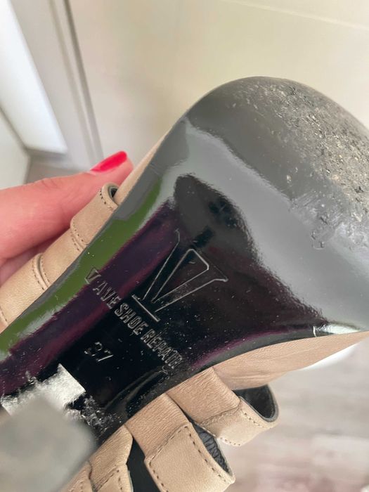 Бежови дамски обувки с висок ток