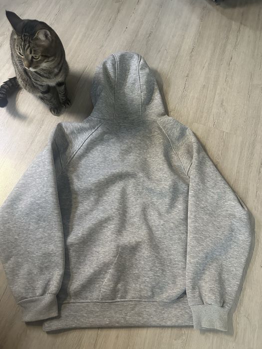 серая кофта зипхуди