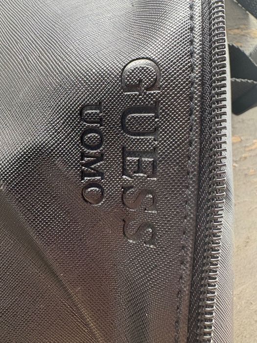 Оригинална чантичка Guess