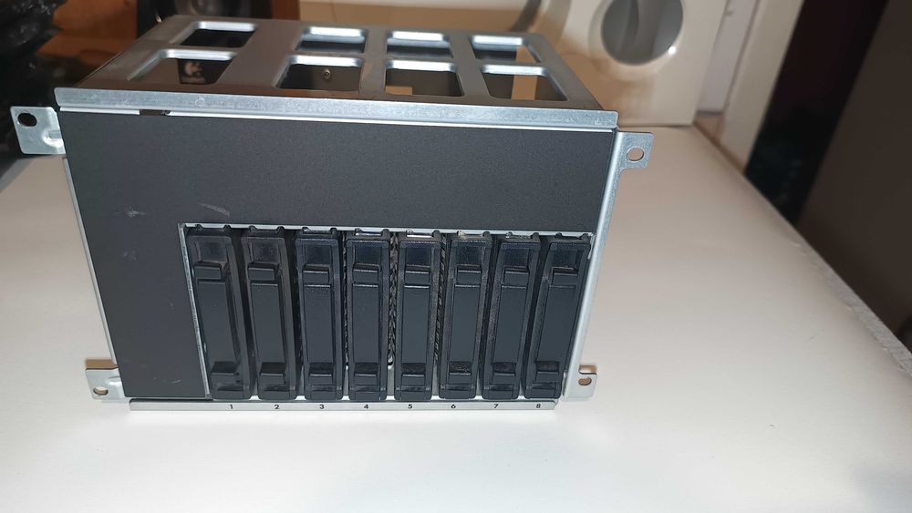 Продавам модул за 8 диска SAS 2,5" SFF за сървър HP Proliant ML350 G6