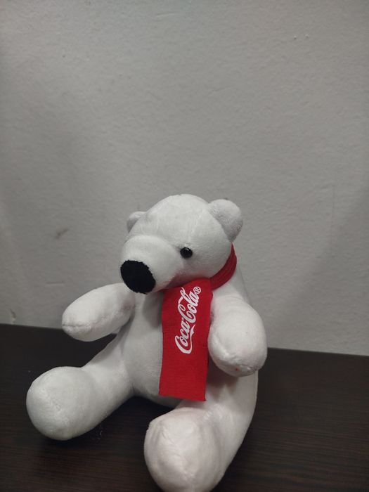 Продаются плюшевые мишки от компании coca cola