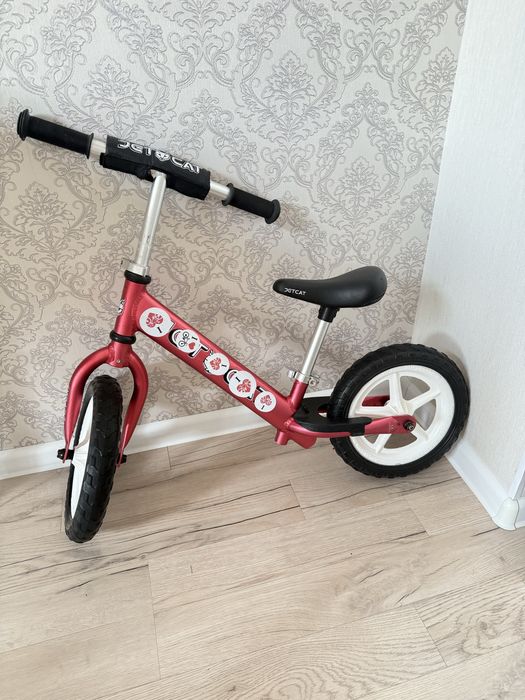 Беговел JET CAT красный