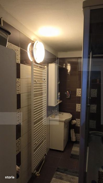 Casa,6 camere ,curte comuna in zona buna