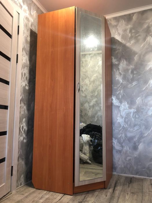 Продаю угловой шкаф .