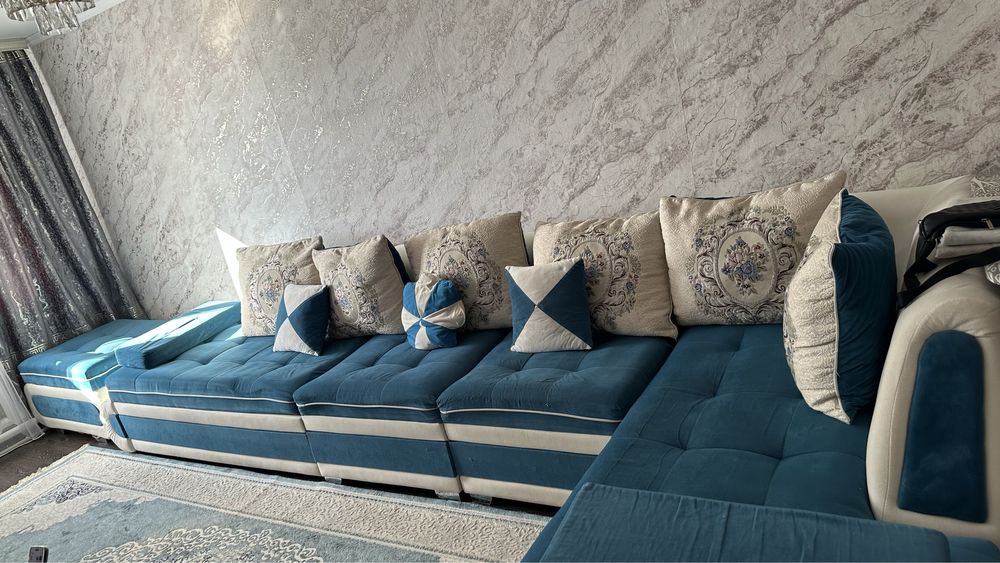 Диван большой 4м и пуфик