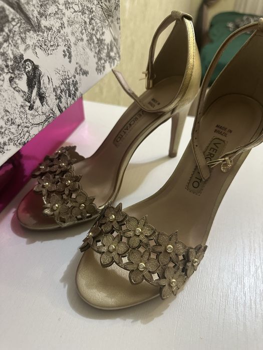 Продам кожаные босоножки