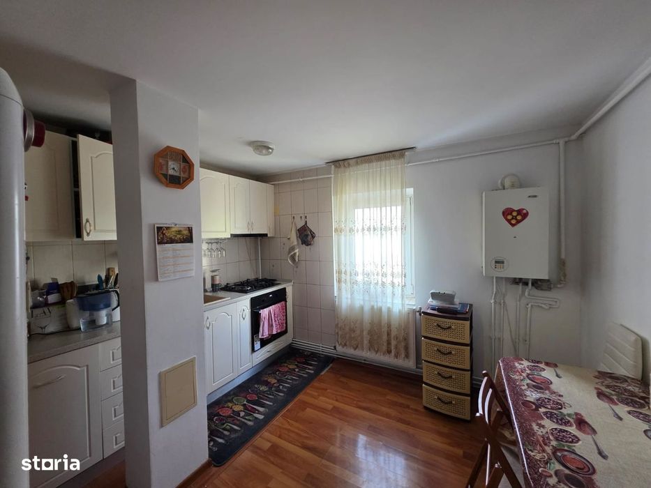 3 camere, decomandat, etaj 1, zona Favorit,  3 balcoane, renovat 2020