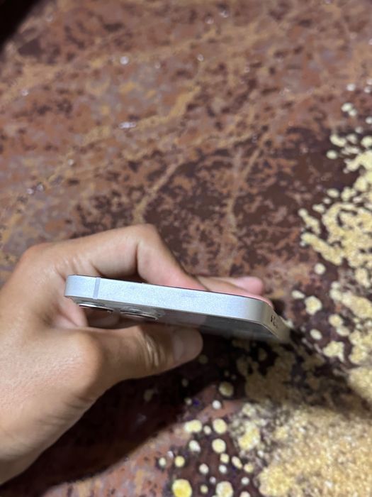 Продам Iphone 13