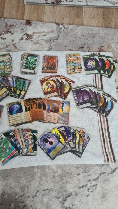 Бакуган играчки и карти