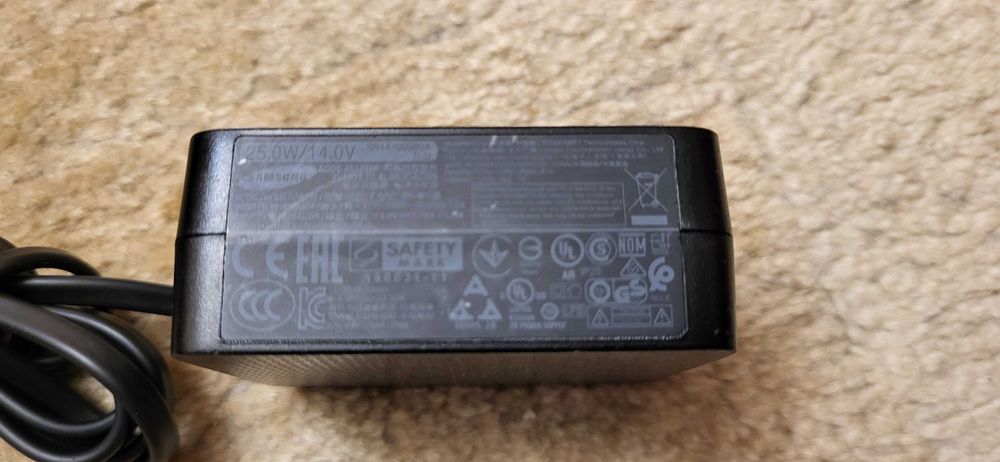SAMSUNG 25W Incarcator 14V-1.79A model.A2514fuctional cu pin pe mijloc