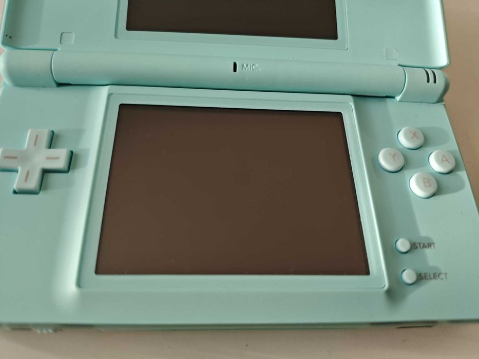 Nintendo DS Lite  качени много игри