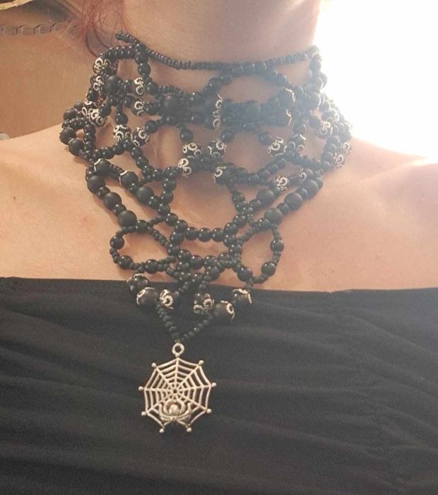 Ръчно плетени бижута от маниста