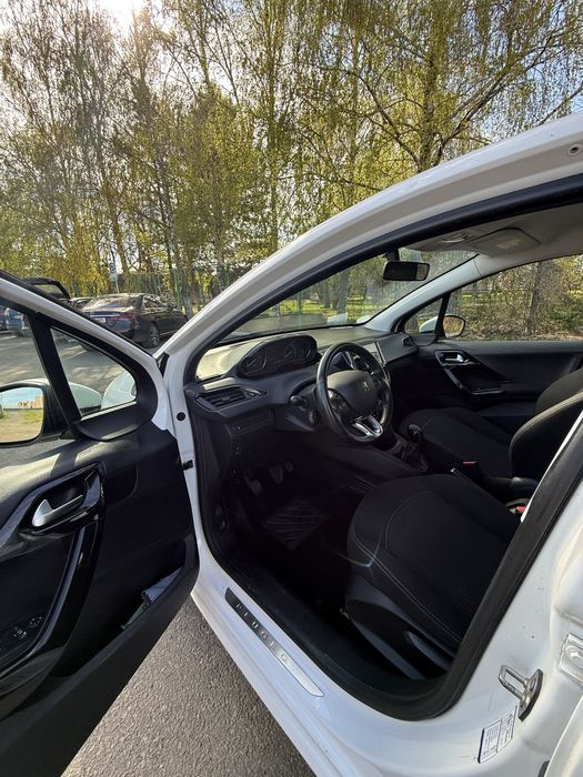 Peugeot 208 1.2 benzină