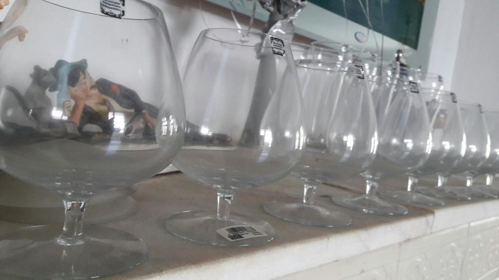 Vând 3 seturi de pahare noi din cristal