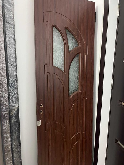 Vand 2 usi de interior ,din lemn MDF,cu geam