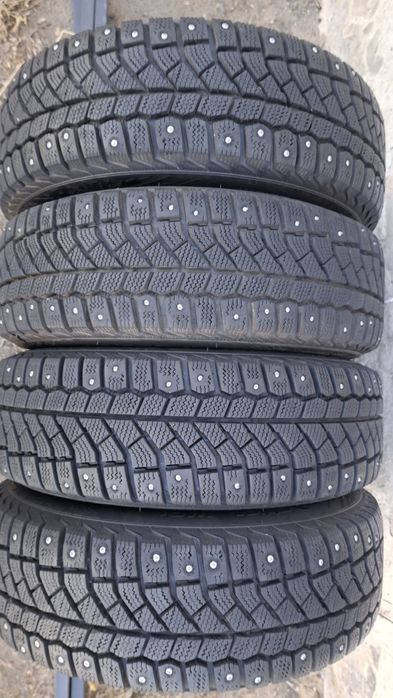 Продам   комплект  зимних  шин  на дисках  R14