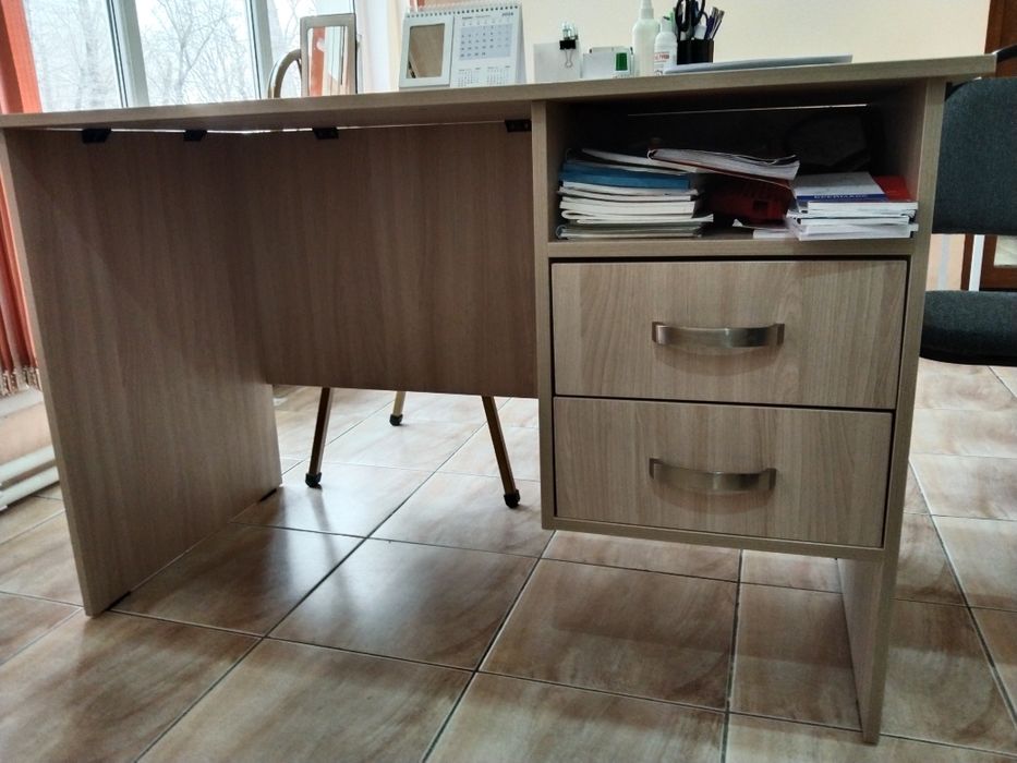 Стол письменный с полками