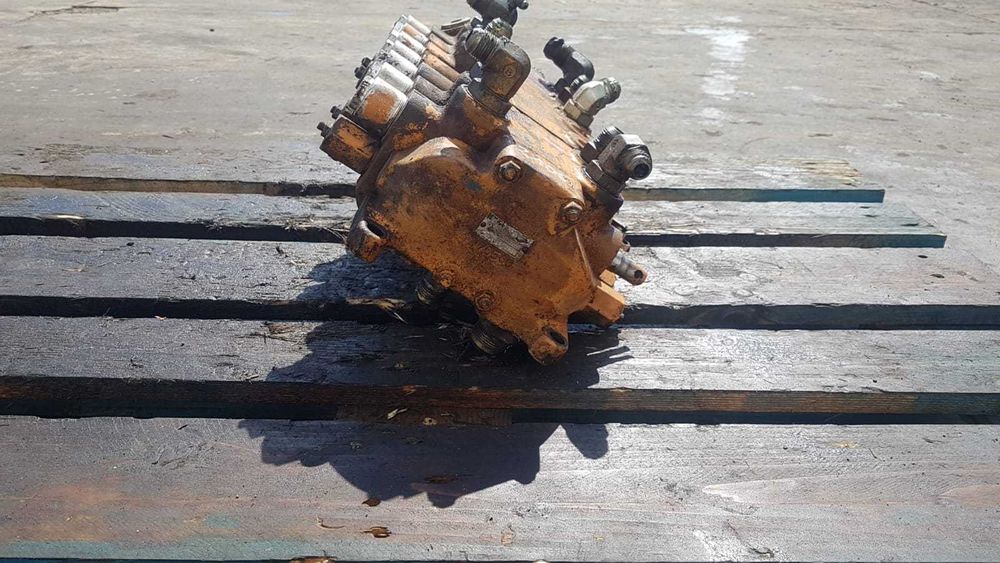 Distribuitor hidraulic spate buldoexcavator Case 580