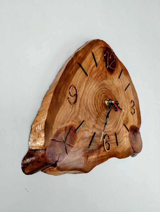 Дървен стенен часовник