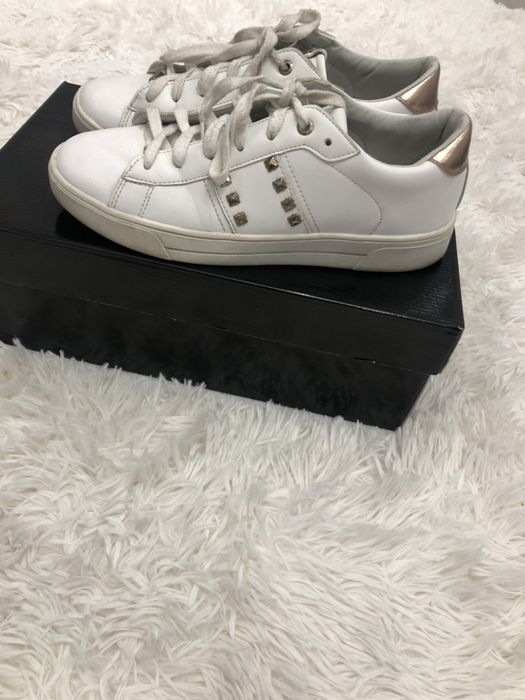 Два чифта дамски обувки