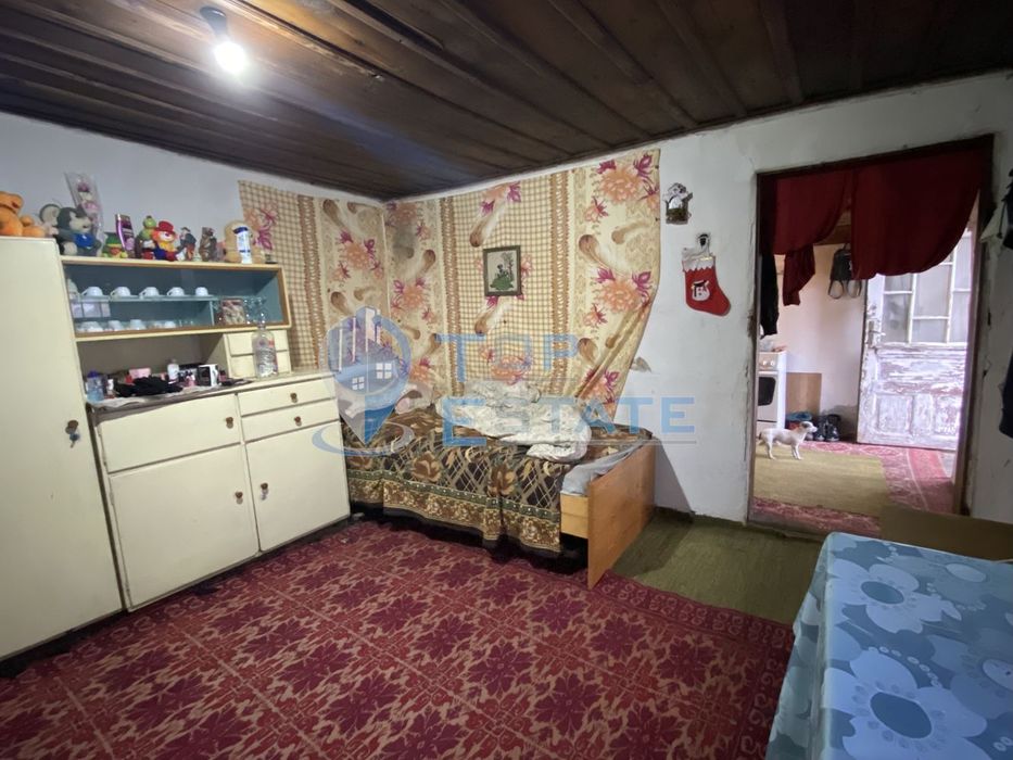 Тухлена къща с гараж и кладенец в гр. Горна Оряховица, област Велико