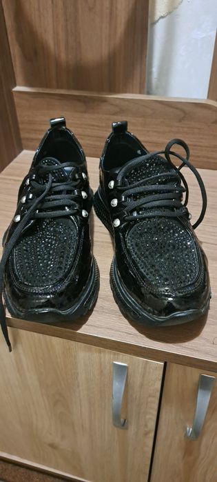 Дамски обувки с камъни